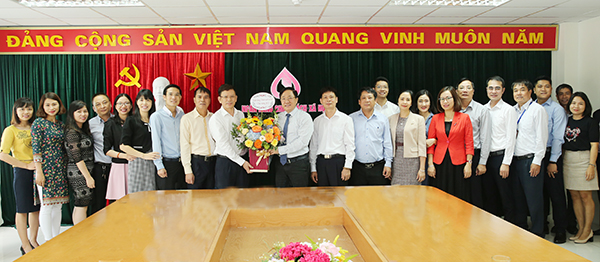 Ban lãnh đạo NHCSXH chúc mừng Trung tâm Đào tạo nhân ngày Nhà giáo Việt Nam