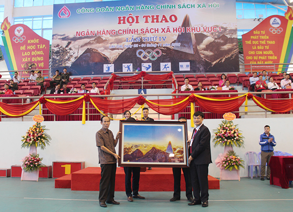Phó Tổng Giám đốc Bùi Qiang Vinh chúc mừng Hội thao khu vực I