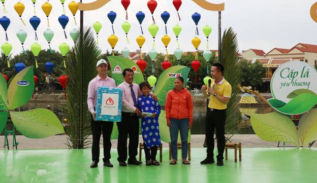 Tại buổi truyền hình trực tiếp, Phó Tổng Giám đốc Nguyễn Văn Lý đã trao tặng phần quà là 01 chiếc máy vi tính cho cháu Trương Công Tú