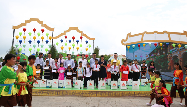 Những phần quà ý nghĩa của Công đoàn NHCSXH tỉnh Quảng Nam tặng các “Lá chưa lành