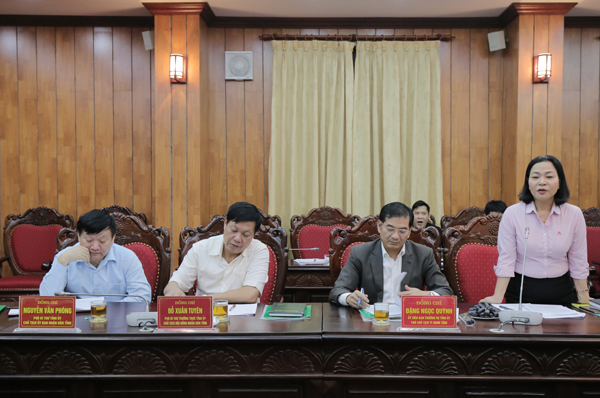 Giám đốc NHCSXH tỉnh Hưng Yên Nguyễn Thị Xuân báo cáo kết quả hoạt động tại buổi làm việc