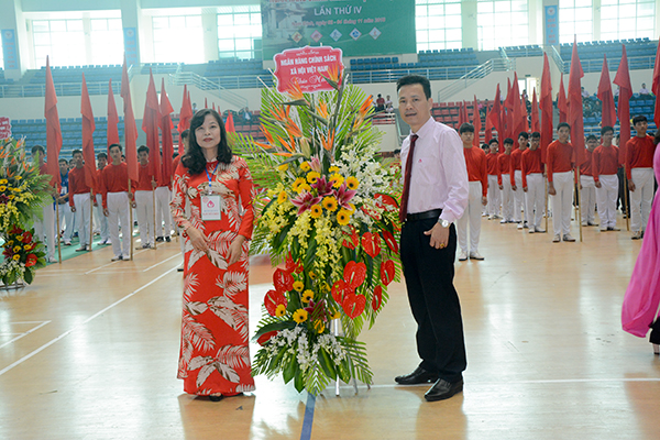 Phó Tổng Giám đốc Hoàng Minh Tế chúc mừng Hội thao khu vực III