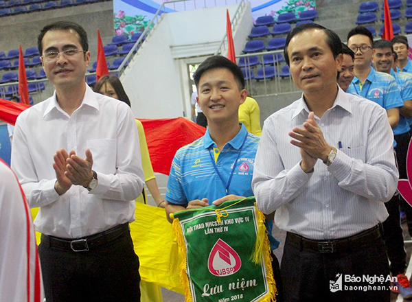 Phó Tổng Giám đốc Nguyễn Đức Hải chúc mừng Hội thao khu vực IV