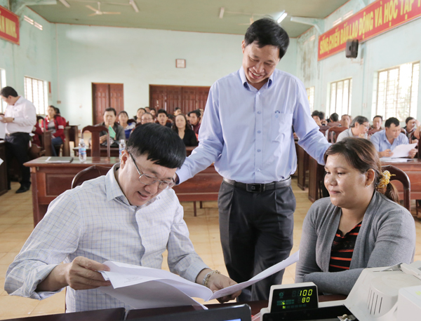 Tổng Giám đốc Dương Quyết Thắng đang trao đổi với chị Kpă HThứi - Tổ trưởng Tổ tiết kiệm và vay vốn thôn Hrãi Dõng 1