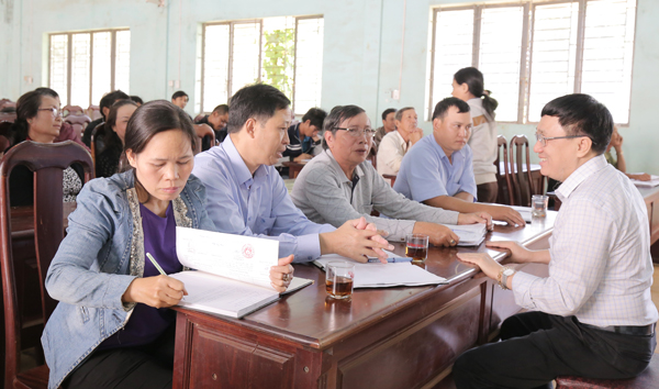 Tổng Giám đốc Dương Quyết Thắng trao đổi với Lãnh đạo UBND xã và đại diện các tổ chức hội, đoàn thể thị trấn Nhơn Hòa