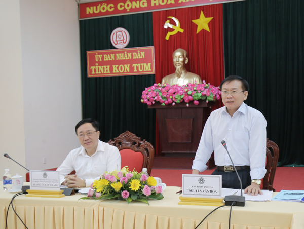 Chủ tịch UBND tỉnh, Trưởng Ban chỉ đạo các Chương MTQG giai đoạn 2016 - 2020 tỉnh Kon Tum Nguyễn Văn Hòa phát biểu