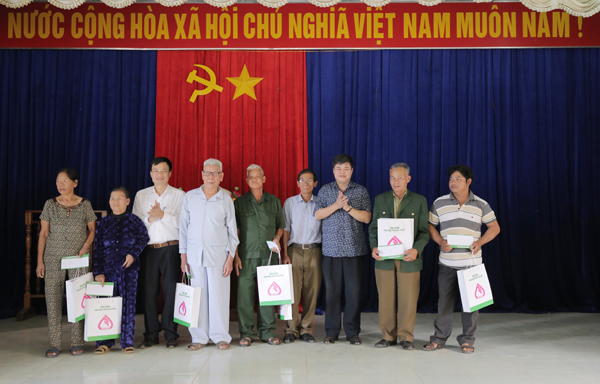 Đoàn công tác TW tặng quà cho các gia đình chính sách và người có công tại xã Đắk Ui, huyện Đắk Hà