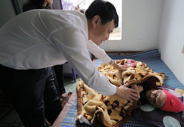 Phó Tổng Giám đốc NHCSXH Bùi Quang Vinh thăm hỏi Mẹ Việt Nam Anh hùng Y Nía 110 tuổi ở thôn 6, xã Đắk Ui, có 4 con là Liệt sĩ