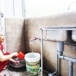 Gia đình bà Mỹ Hạnh ở thị trấn Khánh Vĩnh vay vốn xây dựng hệ thống nước