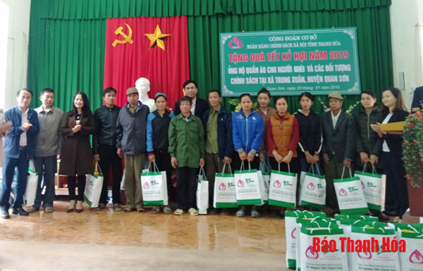 Công đoàn cơ sở NHCSXH tỉnh Thanh Hóa tặng quà cho hộ nghèo và các gia đình chính sách ở xã Trung Xuân (Quan Sơn)