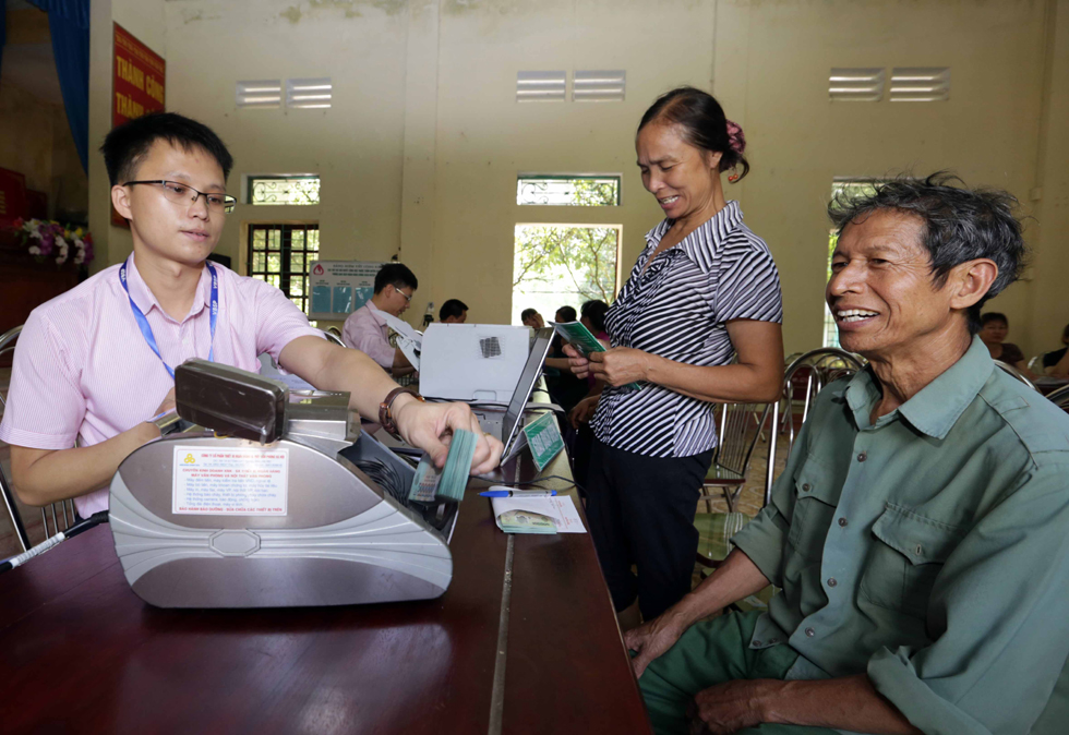 Các cán bộ của NHCSXH tỉnh Bắc Ninh giao dịch với người dân tại các Điểm giao dịch xã