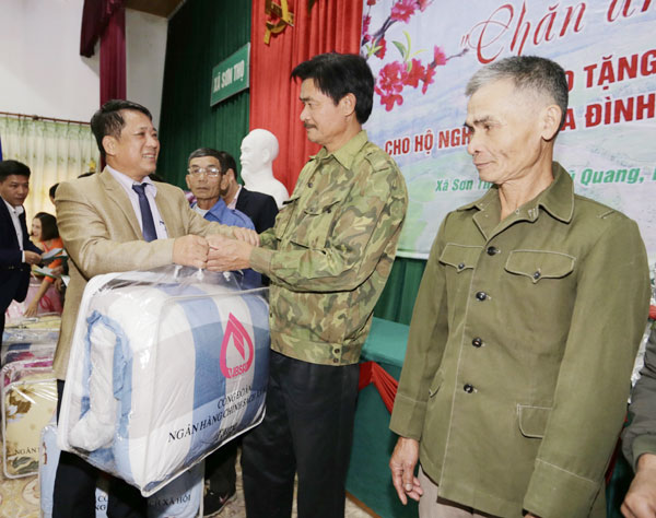 Hành trình “Chăn ấm vùng biên năm 2019” đã tới với hộ nghèo, gia đình chính sách tại xã Sơn Lâm, huyện Hương Sơn và xã Sơn Thọ, huyện Vũ Quang (Hà Tĩnh)