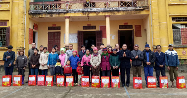 Công đoàn cơ sở NHCSXH tỉnh Hòa Bình đã đến thăm và tặng quà tết cho 60 hộ nghèo và gia đình chính sách của 2 xã Trung Thành và Đoàn Kết, huyện Đà Bắc