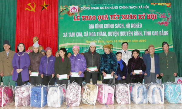200 phần quà Tết của CBVCLĐ NHCSXH đã được trao tới bà con của huyện Nguyên Bình (Cao Bằng)