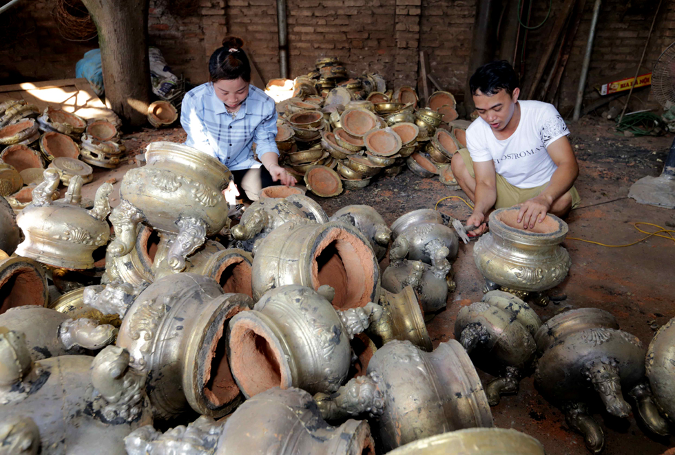Gia đình anh Đỗ Xuân Yên ở thôn Đào Viên, xã Nguyệt Đức, huyện Thuận Thành được vay 40 triệu đồng từ chương trình giải quyết việc làm đầu tư nhà xưởng, mua nguyên liệu sản xuất sản phẩm đồng truyền thống