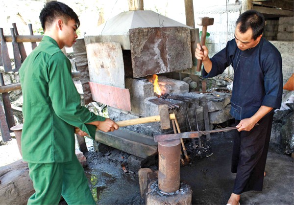 Người dân xã Phúc Sen, huyện Quảng Uyên vay vốn NHCSXH đầu tư làm nghề rèn, có thêm việc làm và thu nhập ổn định