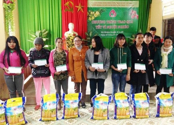 Nhân dịp Tết Nguyên đán 2019, Công đoàn cơ sở NHCSXH tỉnh Thừa Thiên - Huế tổ chức thăm và tặng 80 suất quà Tết cho cho các hộ nghèo tại xã biên giới Nhâm, huyện miền núi A Lưới  
