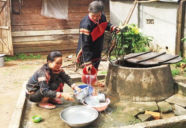 Các hộ dân ở Tây Nguyên vay vốn chính sách xây dựng công trình cung cấp nước sạch