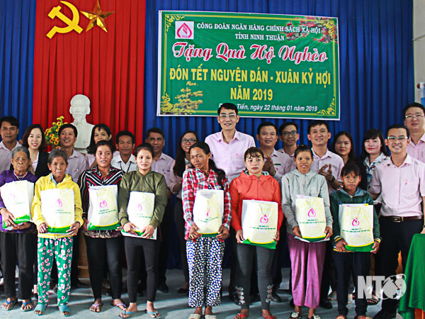 Công đoàn cơ sở NHCSXH tỉnh Ninh Thuận tổ chức tặng 100 suất quà tết cho các hộ nghèo ở 2 xã Phước Tân và Phước Tiến, huyện Bác Ái