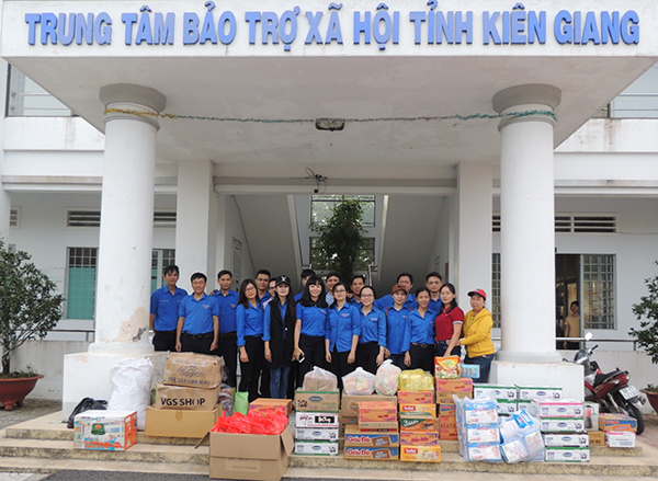 Tại Kiên Giang, Đoàn Thanh niên NHCSXH tỉnh Kiên Giang đã đến thăm, tặng quà cho Trung tâm Bảo trợ xã hội tỉnh