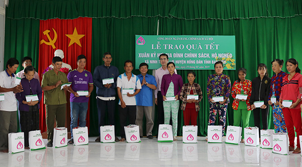 Hộ nghèo và gia đình chính sách tại xã Ninh Thành Lợi, huyện Hồng Dân (Cà Mau) nhận quà tết 