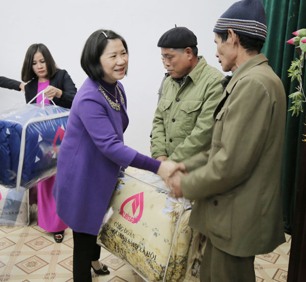 Lãnh đạo UBND tỉnh Thái Nguyên trao tặng quà Tết đến hộ nghèo trên địa bàn huyện Nguyên Bình