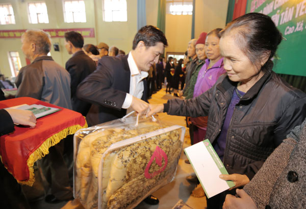 260 hộ nghèo và gia đình chính sách trên địa bàn xã Cao Xá nhận quà Tết