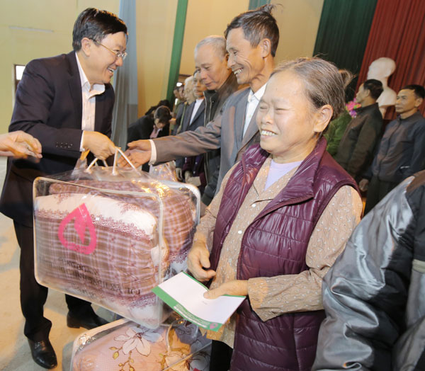 Hộ nghèo và gia đình chính sách xã Cao Xá phấn khởi nhận quà Tết