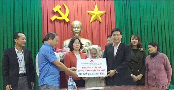 Công đoàn cơ sở NHCSXH tỉnh Quảng Ngãi trao tặng kinh phí hỗ trợ xây dựng nhà cho 5 hộ nghèo nhân dịp tết Nguyên Đán