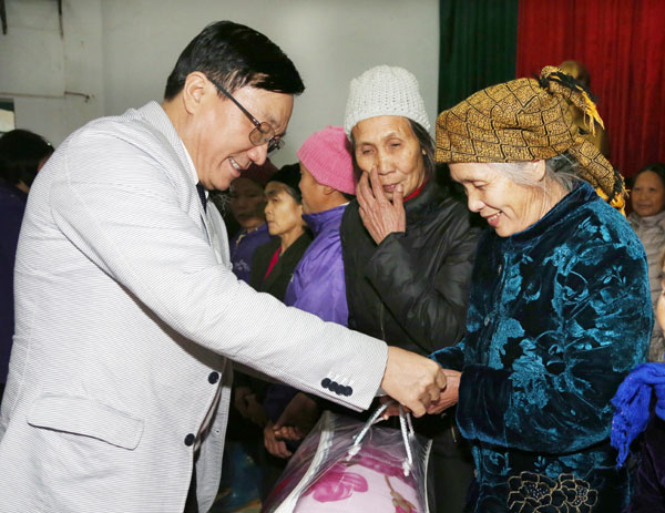 Tổng Giám đốc Dương Quyết Thắng trao tặng quà Tết tới các hộ nghèo, gia đình chính sách trên địa bàn huyện Nguyên Bình (Cao Bằng)