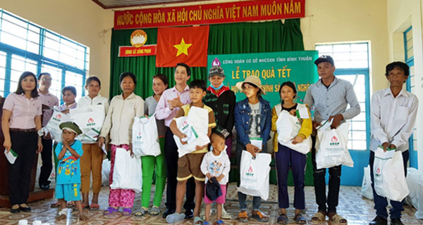 Công đoàn cơ sở NHCSXH tỉnh Bình Thuận tặng 140 suất quà tết cho hộ nghèo, gia đình chính sách, hộ đồng bào DTTS