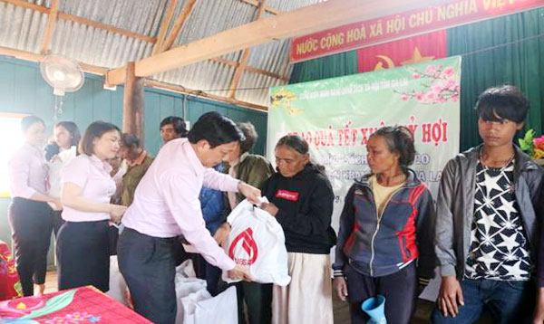Công đoàn cơ sở NHCSXH tỉnh Gia Lai đã đến thăm, tặng 100 suất quà Tết, cho hộ nghèo và gia đình chính sách trên địa bàn xã Krong, huyện K’bang