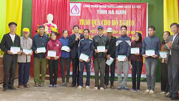 Công đoàn cơ sở NHCSXH tỉnh Hà Nam tặng quà cho các hộ nghèo có hoàn cảnh khó khăn tại xã Nhân Thịnh, huyện Lý Nhân