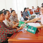 Hộ nghèo ở Thanh Hóa phấn khởi nhận vốn vay ưu đãi tại Điểm giao dịch xã