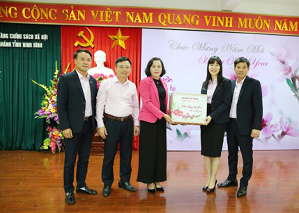 Đồng chí Nguyễn Thị Thanh - Bí thư Tỉnh ủy Ninh Bình chúc Tết NHCSXH tỉnh Ninh Bình