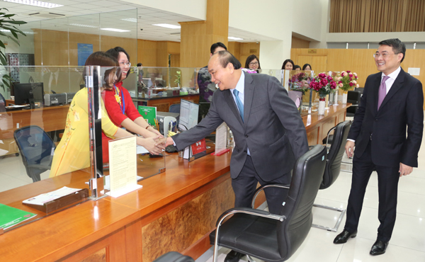 Thủ tướng Nguyễn Xuân Phúc thăm hỏi CBVCLĐ NHCSXH
