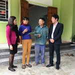 Cán bộ NHCSXH huyện Nghi Xuân thăm gia đình anh Lê Hải Đan và chị Nguyễn Thị An