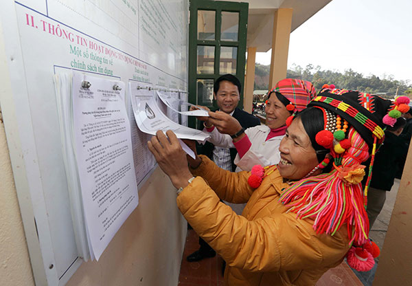 Hộ nghèo tham khảo các chương trình cho vay tại Điểm giao dịch xã Tá Bạ, huyện Mường Tè (Lai Châu)