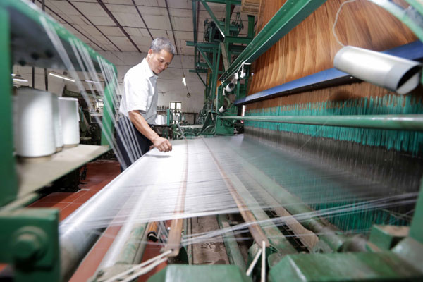 Tín dụng chính sách đã “tạo đà” cho gia đình Lê Ngọc Đại, làng Nha Xá có điều kiện gìn giữ, mở rộng nghề dệt lụa truyền thống