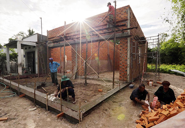 Được vay chương trình hỗ trợ hộ nghèo về nhà ở, gia đình anh Châu Ách, dân tộc Khmer ở xã Văn Giáo, huyện Tịnh Biên (An Giang) có điều kiện xây mới nhà ở kiên cố