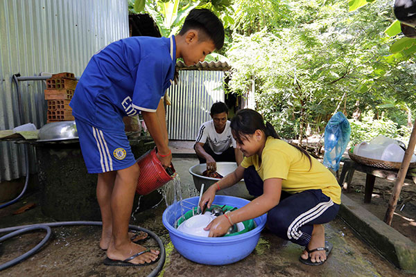 Từ nguồn vốn vay chương trình NS&VSMTNT, gia đình anh Thạch Chanh Đa, dân tộc Khmer ở tỉnh Trà Vinh có điều kiện dùng nước sạch, công trình vệ sinh đạt chuẩn