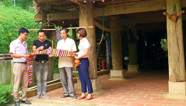 Anh Hà Huy Thục ở bản Đôn, xã Thành Lâm, huyện Bá Thước đang trao đổi với cán bộ NHCSXH về phương án quảng bá, phát triển sản phẩm du lịch