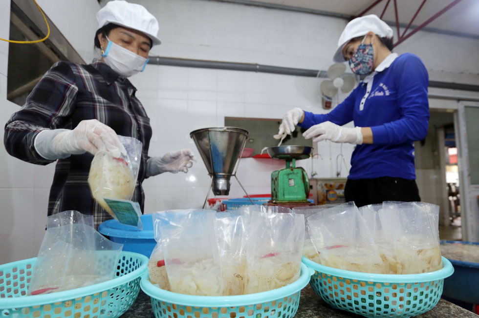 Từ nguồn vốn vay giải quyết việc làm, gia đình bà Cao Thị Hạnh ở khu 8, thị trấn Diêm Điền có điều kiện phát triển nghề chế biến hải sản, thu mua sứa đóng gói xuất khẩu, tạo việc làm ổn định cho 8 lao động