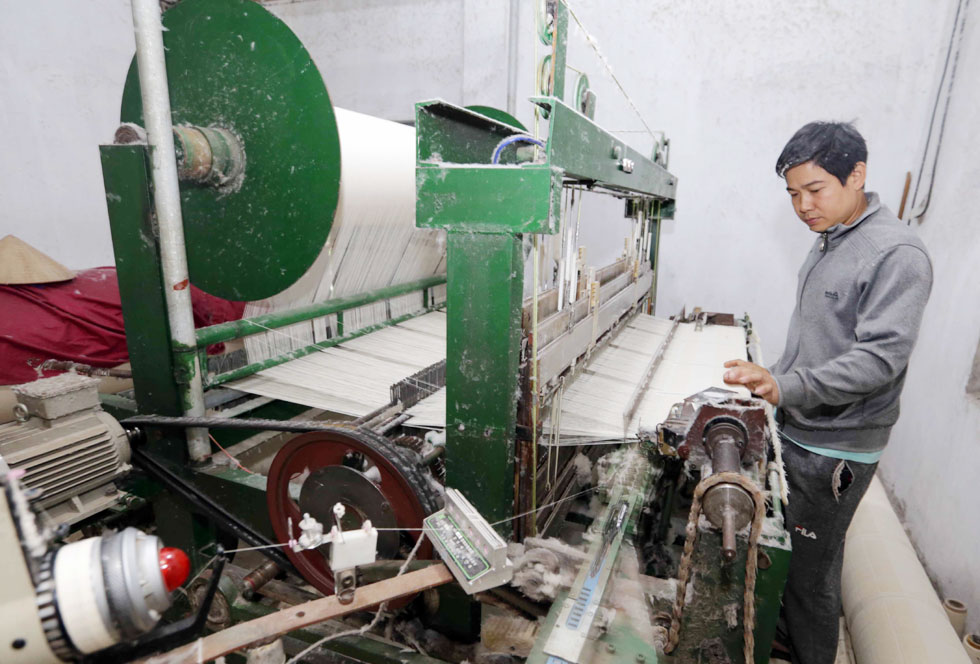 Anh Hoàng Văn Hoan ở xã Thái Phương, huyện Hưng Hà vay 50 triệu đồng hộ cận mua máy dệt, tạo công ăn việc làm cho các thành viên trong gia đình