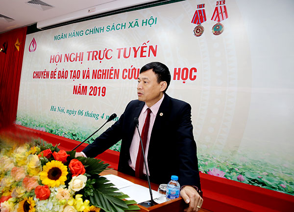 Phó Tổng Giám đốc Bùi Quang Vinh trình bày báo cáo kết quả hoạt động quý I