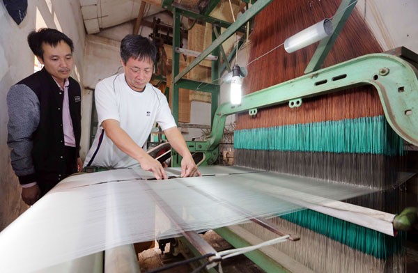 Anh Phạm Trung Định ở làng nghề Nha Xá, huyện Duy Tiên vay vốn ưu đãi đầu tư mua 2 máy dệt, tạo việc làm ổn định cho các thành viên trong gia đình