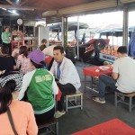 Du khách ăn, uống trên bè nổi của Tổ hợp tác kinh tế dịch vụ du lịch của Hội CCB khu vực Yên Bình