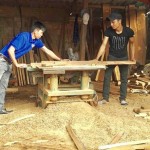 Xưởng mộc của đoàn viên Phan Văn Tình hiện đang tạo việc làm ổn định cho 10 lao động địa phương