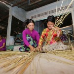 Đồng bào dân tộc Khmer ở Kiên Giang sử dụng vốn vay ưu đãi phát triển nghề đan lát