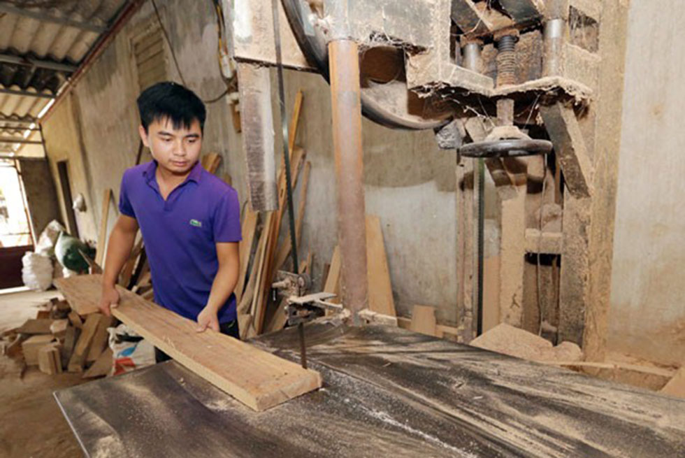 Gia đình chị Nguyễn Bảo Yến ở thôn Hữu Định, xã Quang Minh, huyện Hiệp Hòa vay 45 triệu đồng từ chương trình giải quyết việc làm đã đầu tư mua máy móc làm đồ gỗ gia dụng